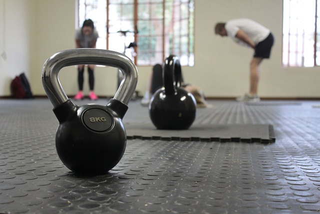 ciężar na podłodze w sali fitness